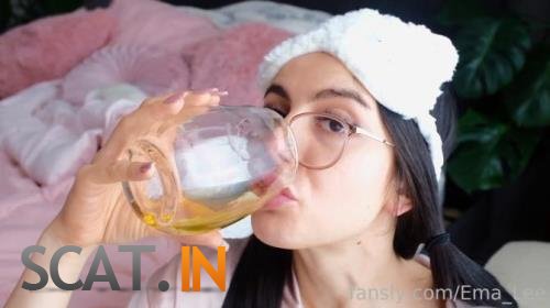 Ema Lee - Waking Up To a Glass of Hot Yellow Piss (Pissing / FullHD 1080p)